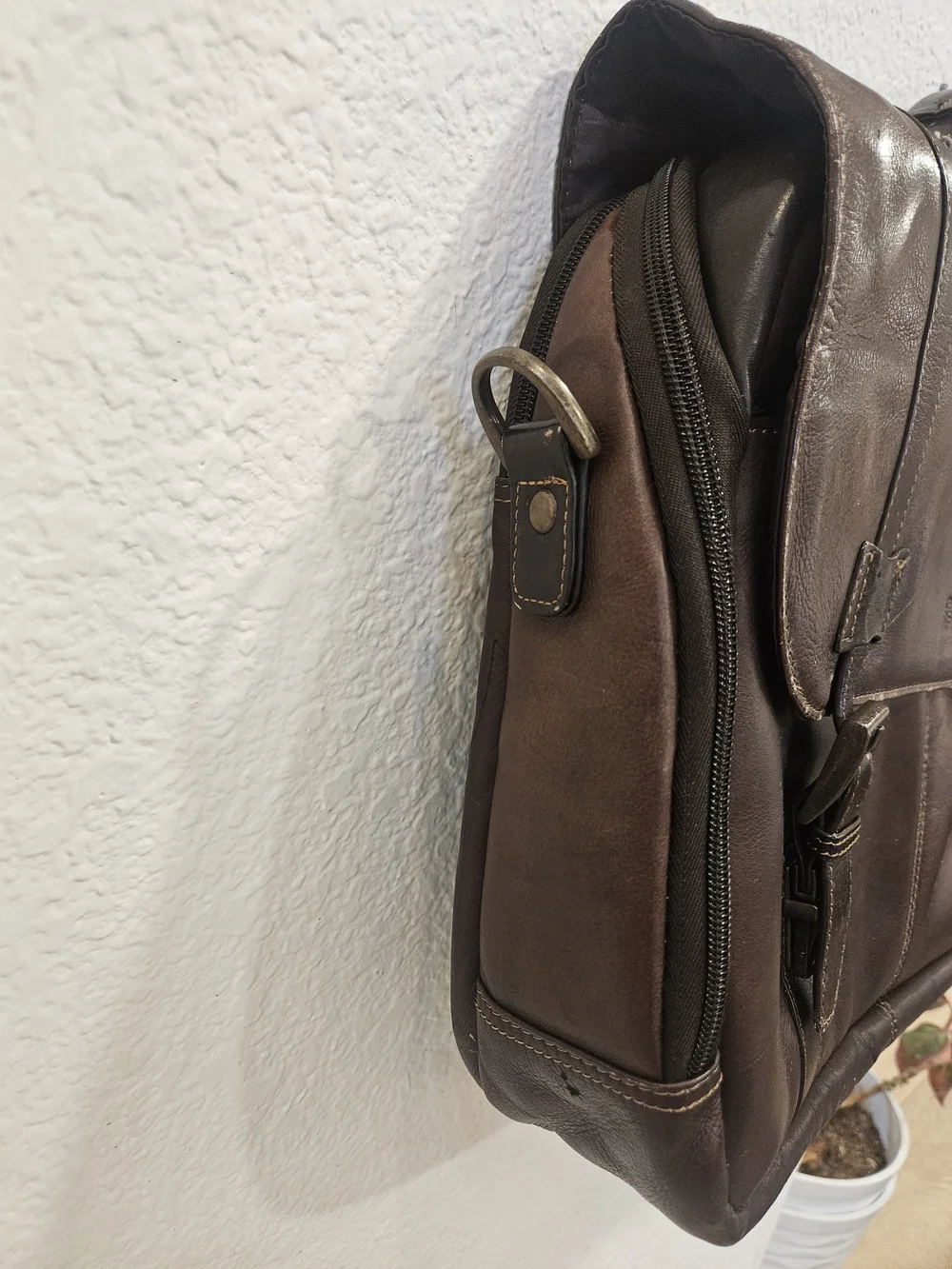 Kenneth Cole Reaction Brown Leather Messenger Briefcase